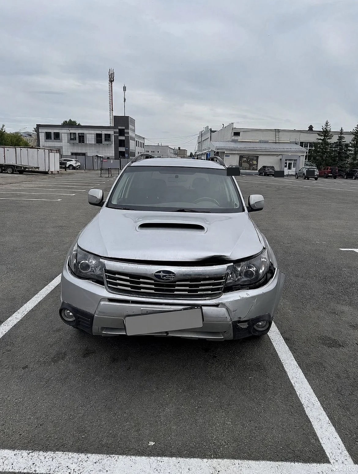 Повреждения переднего бампера и капота Subaru после ДТП