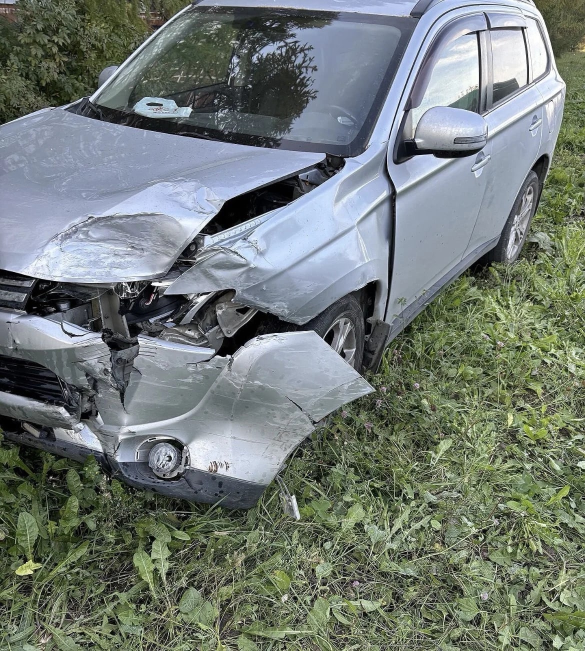 Повреждения передней части Mitsubishi Outlander после ДТП