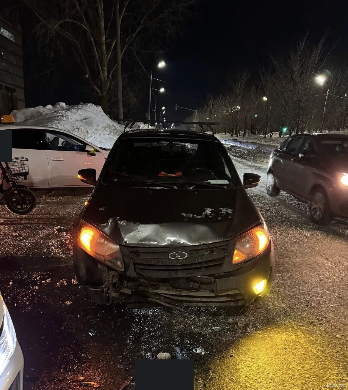 Повреждения передней части LADA Granta на месте ДТП