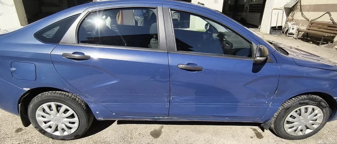 Повреждения дверей и боковой части синей LADA Vesta после ДТП