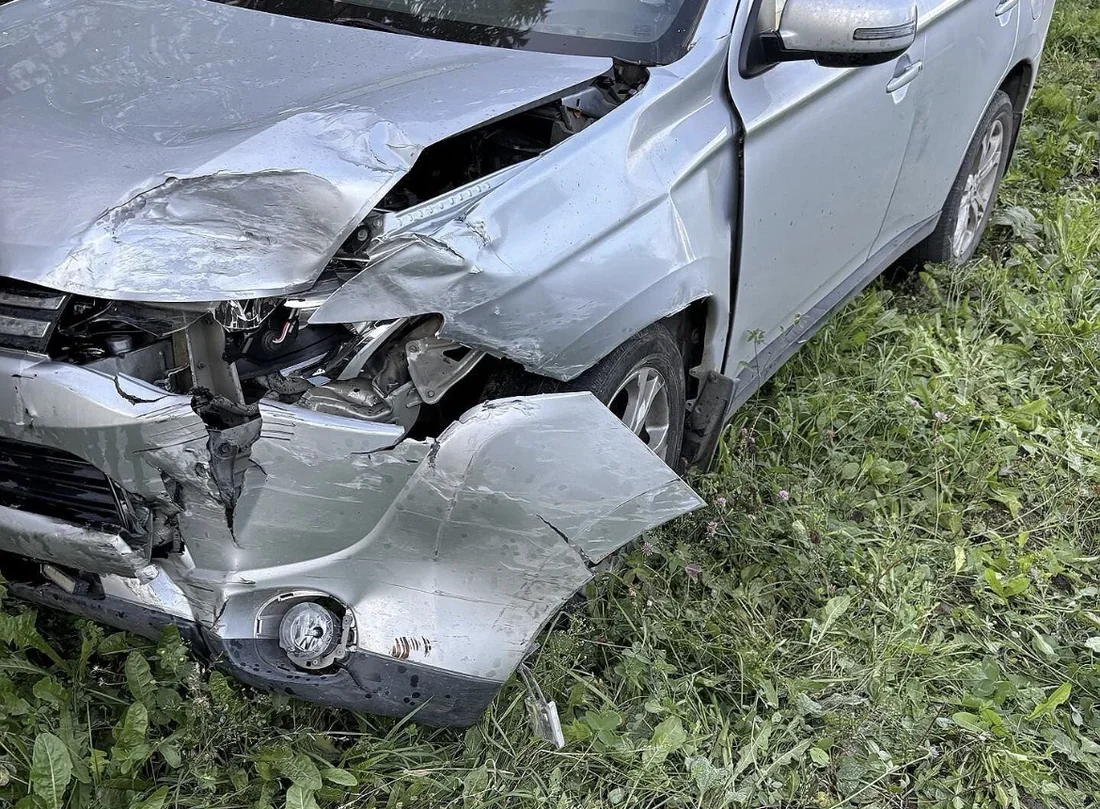 Повреждения передней части Mitsubishi Outlander после ДТП
